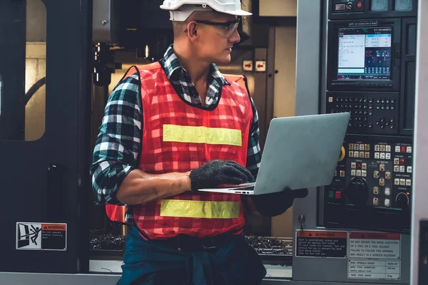 Smart factory worker or engineer do machine work in the manufacturing workshop — Stock fotografie