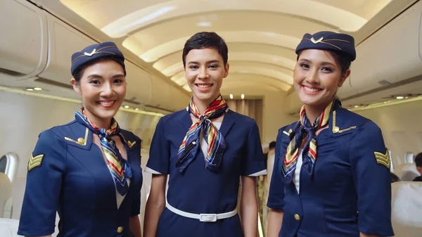 Gruppe von Flugbegleitern oder Stewardessen im Flugzeug — Stockfoto