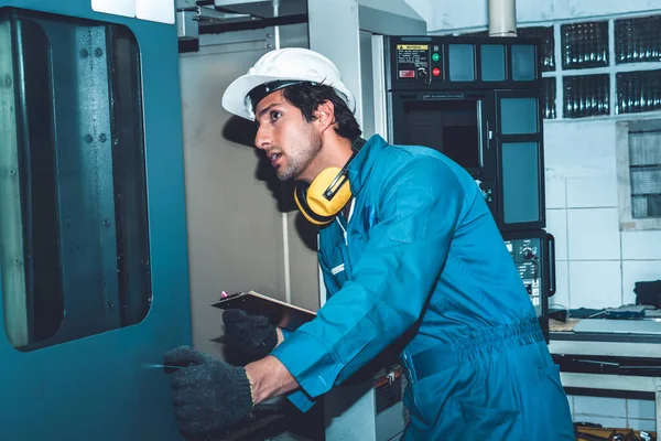 Trabalhador ou engenheiro da fábrica inteligente faz o trabalho da máquina na oficina de fabricação — Fotografia de Stock