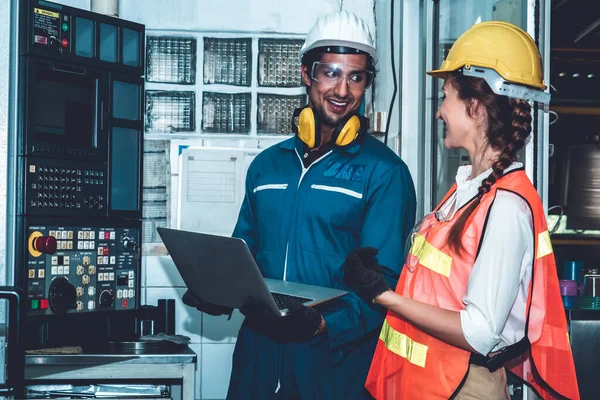 Gruppo di operai di fabbrica che utilizzano attrezzature per macchine nell'officina manifatturiera — Foto Stock