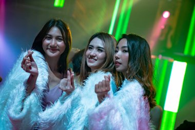 Bir grup bayan arkadaş dans kulübünde eğleniyor.