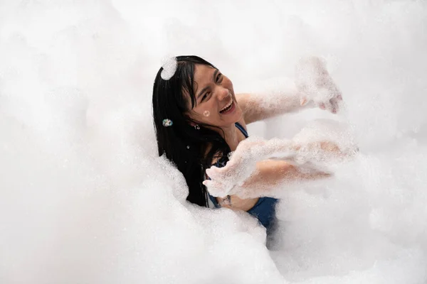 Dziewczyna gra w bubble basen z zabawy i radości — Zdjęcie stockowe