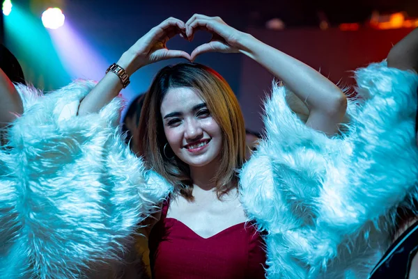 Gruppe von frauen freund having spaß bei party im tanzklub — Stockfoto