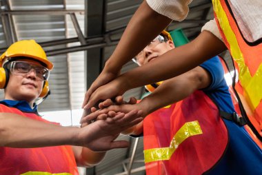 Becerikli fabrika işçilerinden oluşan ekip birlik ve destek gösteriyor.