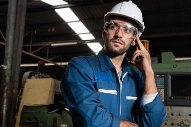 Düşünürken ve ileriye bakarken usta bir fabrika mühendisi ya da işçi portresi