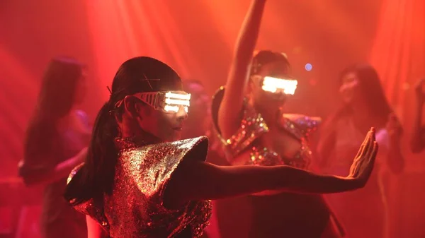 DJから音楽のビートにディスコナイトクラブで踊る人々のグループステージ上で — ストック写真