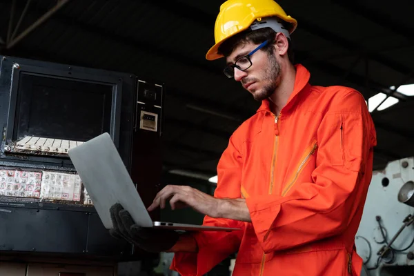 Umiejętny pracownik fabryki pracujący z laptopem na liście kontrolnej procedur . — Zdjęcie stockowe