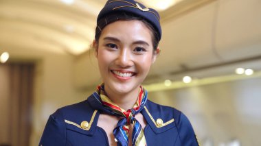 Kabin görevlisi ya da hostes uçakta çalışıyor.