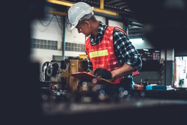İş prosedürü kontrol listesi için pano ile çalışan imalat işçisi .