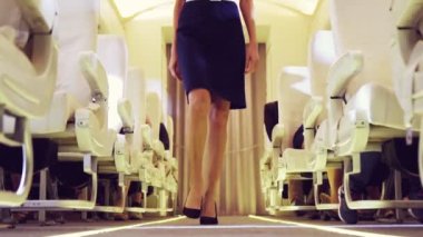 Gece uçuşu sırasında kabin ekibi uçakta yürüyordu.