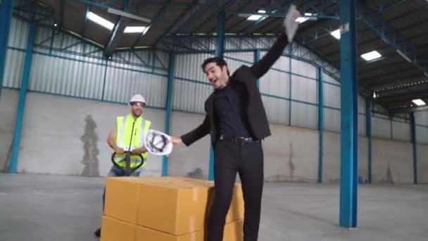 Смешные заводские рабочие танцуют на заводе — стоковое видео