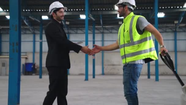 Udane uścisk dłoni partnera w pracy pokazujący sukces projektu . — Wideo stockowe