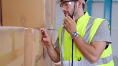Profesyonel kargo işçisi başka bir işçiyle bağlantı kurmak için telsizle konuşuyor.