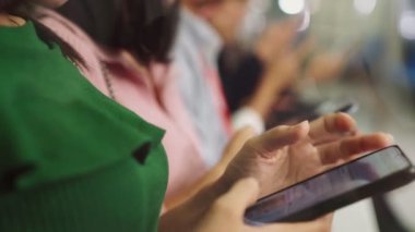 Yeraltı treninde cep telefonu kullanan gençler