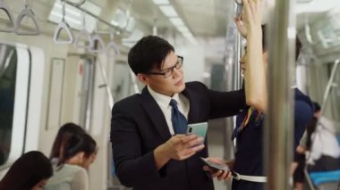 İş adamı ve kadın trende konuşuyor.