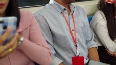 Yeraltı treninde cep telefonu kullanan gençler