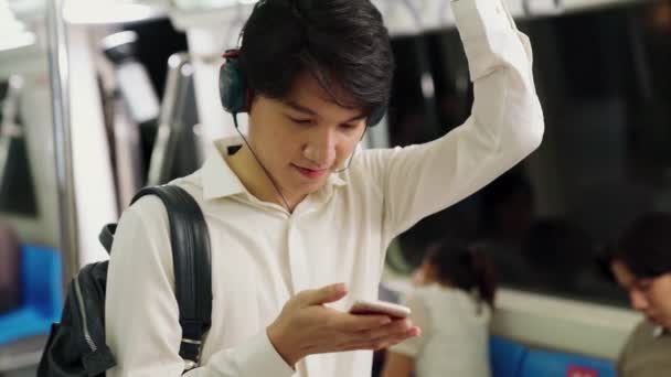 Geschäftsmann benutzt Handy in öffentlicher Bahn — Stockvideo