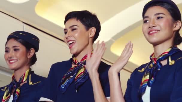 Kabinbesättning dansar med glädje i flygplan — Stockvideo
