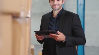 Fabrika yöneticisi depoda veya fabrikada tablet bilgisayar kullanıyor