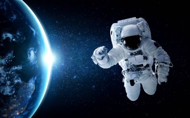 Astronot uzay yürüyüşü yaparken uzay istasyonu için çalışır.