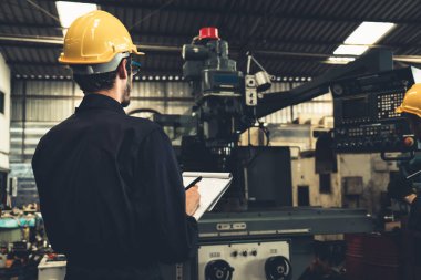 İşlemleri kontrol etmek için pano ile çalışan yetenekli bir fabrika işçisi. .