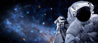 Astronot uzay yürüyüşü yaparken uzay istasyonu için çalışır.