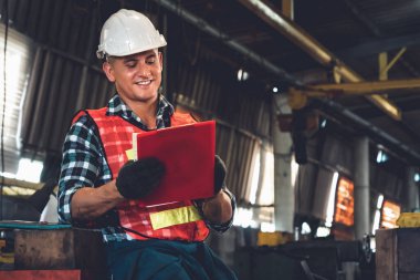 İş prosedürü kontrol listesi için pano ile çalışan imalat işçisi .