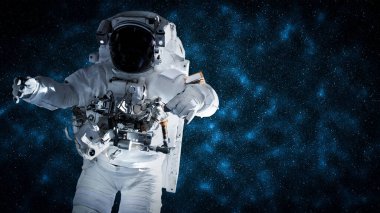Astronot uzay yürüyüşü yaparken uzay istasyonu için çalışır.