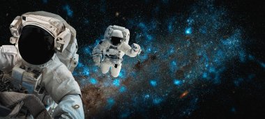 Astronot uzay yürüyüşü yaparken uzay istasyonu için çalışır.