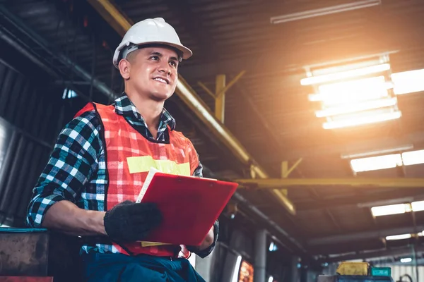 Tillverkare arbetare som arbetar med urklipp för att göra jobbet förfarande checklista . — Stockfoto