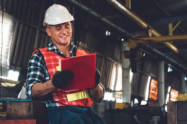 Trabajador de fabricación que trabaja con portapapeles para hacer la lista de verificación del procedimiento de trabajo . — Foto de Stock