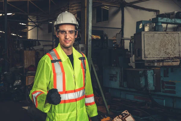 Jeune ouvrier d'usine ou ingénieur habile portrait en gros plan dans l'usine — Photo