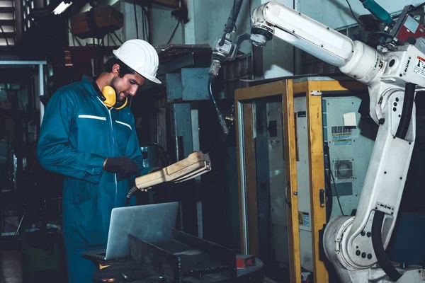 Trabalhador ou engenheiro da fábrica inteligente faz o trabalho da máquina na oficina de fabricação — Fotografia de Stock