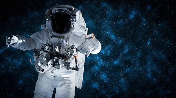 Astronaut spaceman do spacewalk while working for space station — Stock Photo, Image