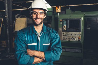 Genç yetenekli fabrika işçisi ya da mühendis fabrikada portre yakın plan