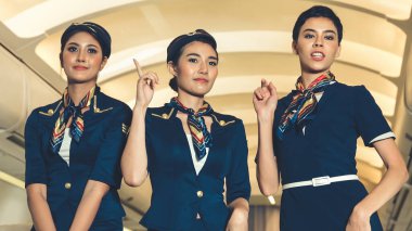 Kabin ekibi uçakta neşeyle dans ediyor.