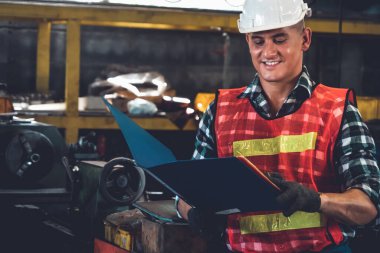 İş prosedürü kontrol listesi için pano ile çalışan imalat işçisi .