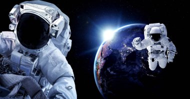 Astronot uzay yürüyüşü yaparken uzay istasyonu için çalışır.