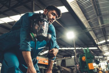 Yetenekli bir fabrika işçisi, takım arkadaşını zehirli gaz sızıntısından kurtarır.