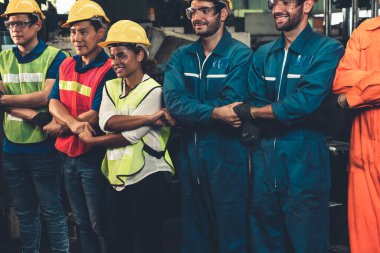 Fabrikadaki takım çalışmasını gösteren becerikli bir işçi bir arada duruyor. .