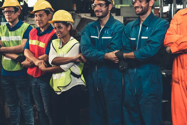 Fabrikadaki takım çalışmasını gösteren becerikli bir işçi bir arada duruyor. .