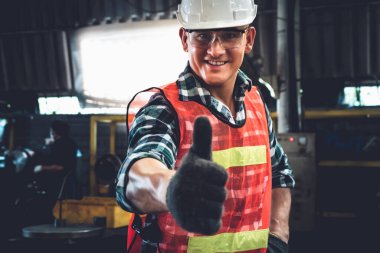 Genç bir fabrika işçisi ya da mühendis imalat fabrikasında portre kapatıyorlar.