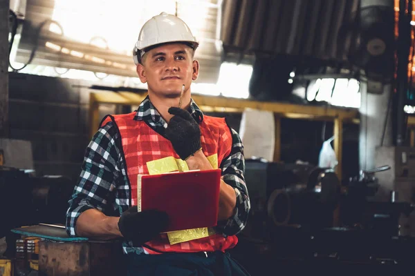 Виробничий працівник, який працює з кишені, щоб виконати перелік процедур роботи  . — стокове фото