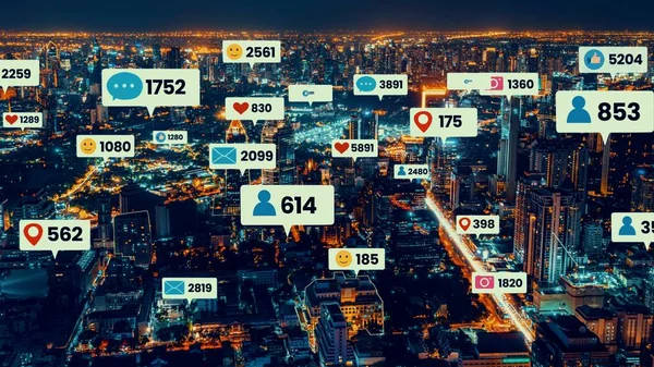 Le icone dei social media sorvolano il centro della città mostrando la connessione di coinvolgimento delle persone — Foto Stock