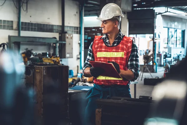 Trabalhador de fabricação que trabalha com área de transferência para fazer a lista de verificação do procedimento de trabalho . — Fotografia de Stock