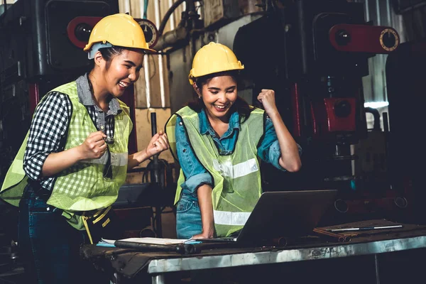 Dos trabajadores de la fábrica celebran el éxito juntos en el taller de fabricación —  Fotos de Stock