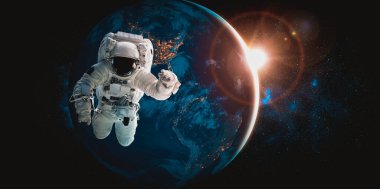 Astronot uzay yürüyüşü yaparken uzay istasyonu için çalışır.