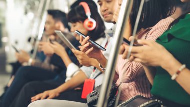 Yeraltı treninde cep telefonu kullanan gençler
