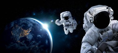 Astronot uzay yürüyüşü yaparken uzay istasyonu için çalışır.