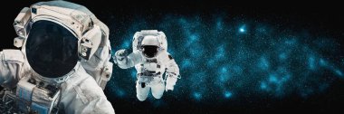 Astronot uzay yürüyüşü yaparken uzay istasyonu için çalışır.